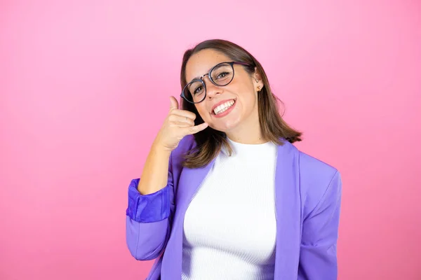 Ung Vacker Affärskvinna Över Isolerade Rosa Bakgrund Leende Gör Telefon — Stockfoto