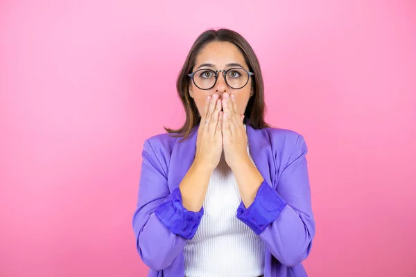 Jong Mooi Zakenvrouw Geïsoleerde Roze Achtergrond Met Haar Handen Haar — Stockfoto