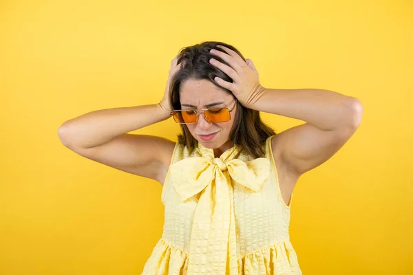 Güneş Gözlüğü Takan Genç Güzel Bir Kadın Sarı Arka Planda — Stok fotoğraf