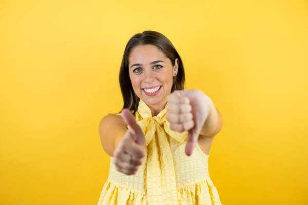 Jovem Bela Mulher Sobre Fundo Amarelo Isolado Fazendo Polegares Para — Fotografia de Stock