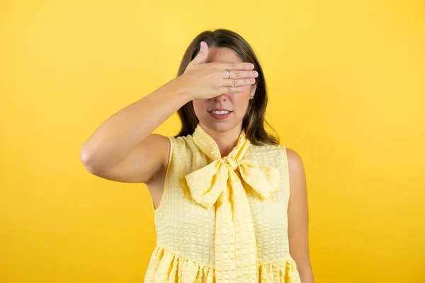 Jovem Bela Mulher Sobre Isolado Fundo Amarelo Sério Cobrindo Seus — Fotografia de Stock