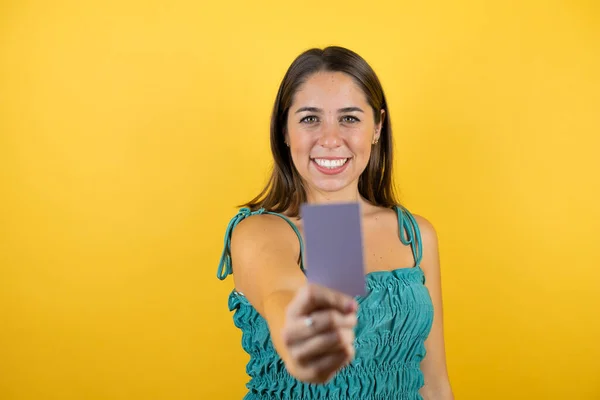 Joven Hermosa Mujer Sobre Aislado Amarillo Fondo Sonriendo Mostrando Tarjeta —  Fotos de Stock