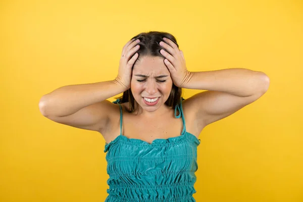 Jovem Mulher Bonita Sobre Fundo Amarelo Isolado Cobrindo Orelhas Com — Fotografia de Stock