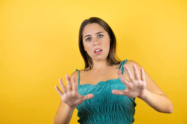 Mulher Bonita Nova Sobre Fundo Amarelo Isolado Medo Aterrorizado Com — Fotografia de Stock