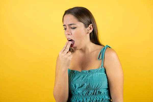 Young Beautiful Woman Isolated Yellow Background Disgusted Her Hand Her — Stock Photo, Image