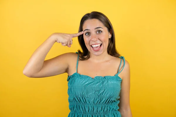 Jovem Bela Mulher Sobre Isolado Fundo Amarelo Sorrindo Pensando Com — Fotografia de Stock