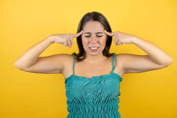 Mulher Bonita Nova Sobre Fundo Amarelo Isolado Com Mão Cabeça — Fotografia de Stock