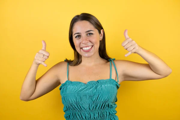 Jovem Bela Mulher Sobre Isolado Fundo Amarelo Gritando Com Expressão — Fotografia de Stock