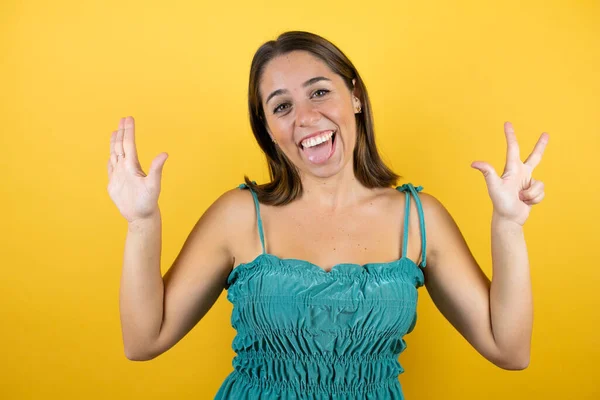 Jovem Bela Mulher Sobre Fundo Amarelo Isolado Mostrando Apontando Para — Fotografia de Stock