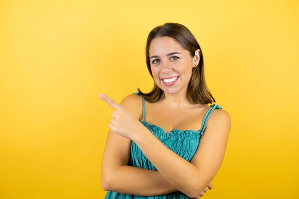 Jovem Bela Mulher Sobre Isolado Fundo Amarelo Sorrindo Feliz Apontando — Fotografia de Stock