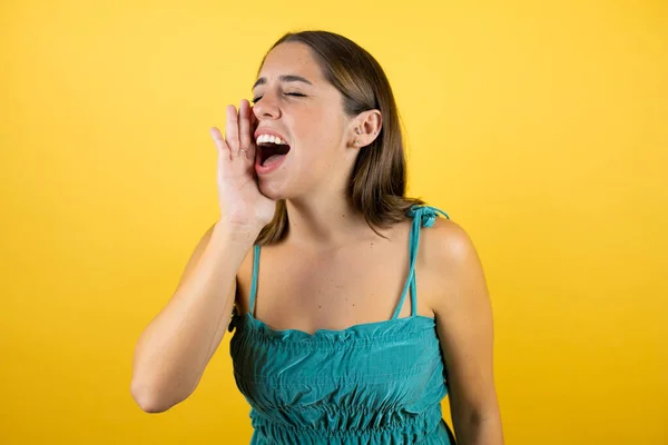 Young Beautiful Woman Isolated Yellow Background Shouting Screaming Loud Side — Stock Photo, Image