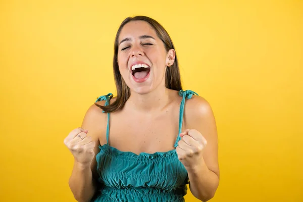 Jovem Bela Mulher Sobre Fundo Amarelo Isolado Muito Feliz Animado — Fotografia de Stock