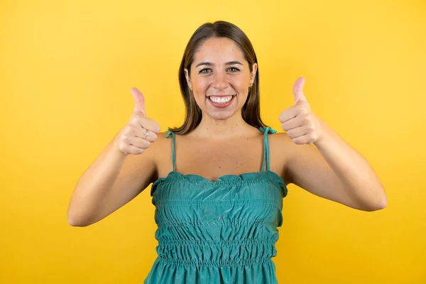 Jovem Bela Mulher Sobre Isolado Fundo Amarelo Sorrindo Fazendo Sinal — Fotografia de Stock