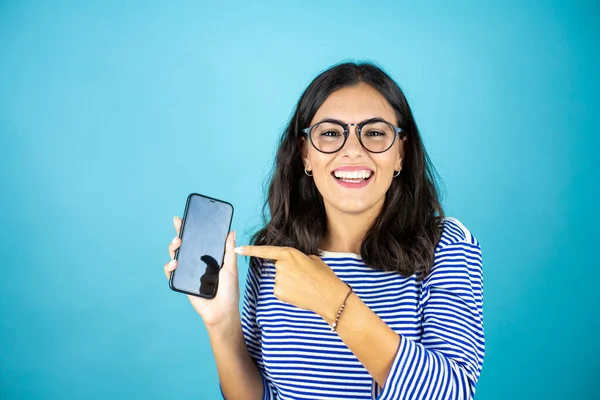 Csinos Szemüveges Áll Felett Elszigetelt Kék Háttér Mutatja Telefon Nagyon — Stock Fotó