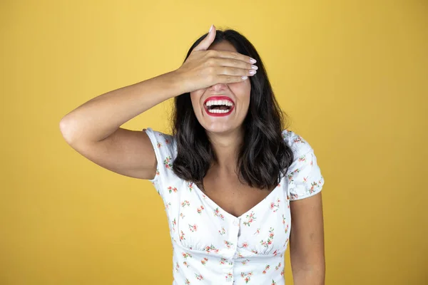 Mulher Bonita Sobre Fundo Amarelo Sorrindo Cobrindo Seus Olhos Com — Fotografia de Stock