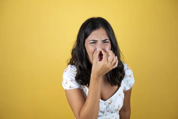 Mulher Bonita Sobre Fundo Amarelo Cheirando Algo Fedorento Nojento Cheiro — Fotografia de Stock