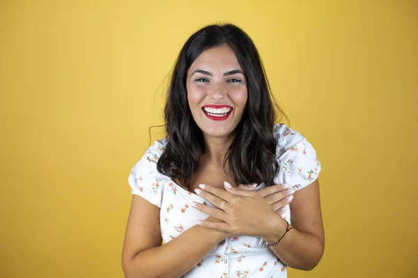 Hermosa Mujer Sobre Fondo Amarillo Sonriendo Con Las Manos Pecho — Foto de Stock