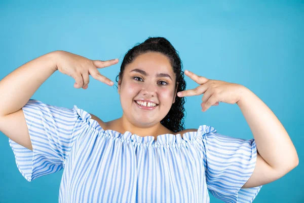 Joven Hermosa Mujer Con Pelo Rizado Sobre Fondo Azul Aislado — Foto de Stock