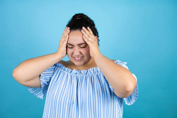 Jeune Belle Femme Aux Cheveux Bouclés Sur Fond Bleu Isolé — Photo