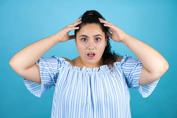 Jovem Mulher Bonita Com Cabelo Encaracolado Sobre Fundo Azul Isolado — Fotografia de Stock