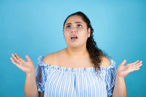 Jovem Mulher Bonita Com Cabelo Encaracolado Sobre Fundo Azul Isolado — Fotografia de Stock