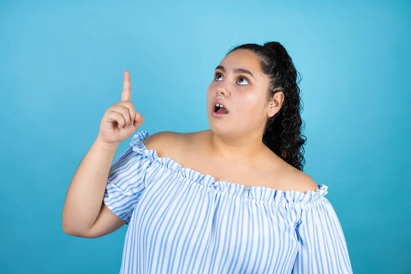 Jovem Mulher Bonita Com Cabelo Encaracolado Sobre Fundo Azul Isolado — Fotografia de Stock