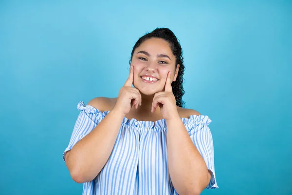 Joven Hermosa Mujer Con Pelo Rizado Sobre Fondo Azul Aislado — Foto de Stock