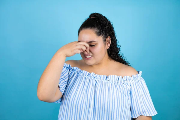 Jovem Mulher Bonita Com Cabelo Encaracolado Sobre Fundo Azul Isolado — Fotografia de Stock