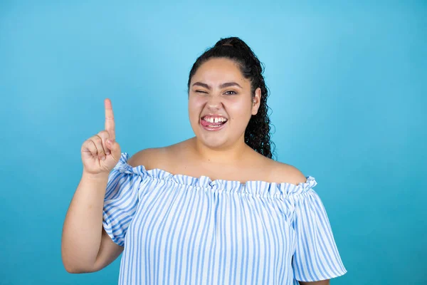 Joven Hermosa Mujer Con Pelo Rizado Sobre Fondo Azul Aislado — Foto de Stock