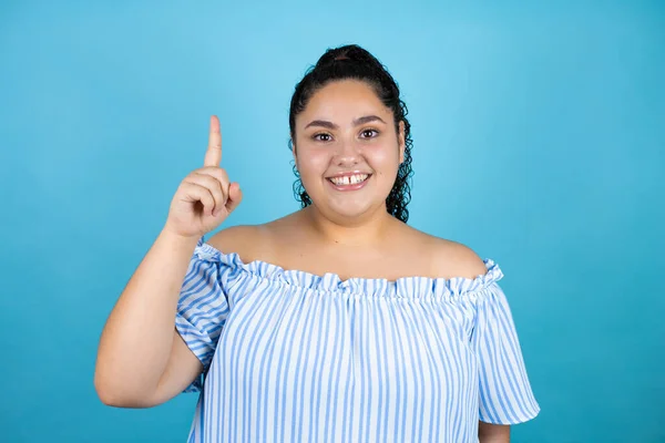 Joven Hermosa Mujer Con Pelo Rizado Sobre Fondo Azul Aislado — Foto de Stock