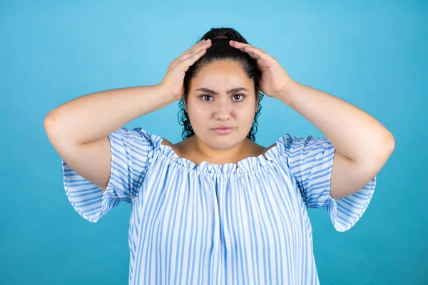 Jeune Belle Femme Aux Cheveux Bouclés Sur Fond Bleu Isolé — Photo