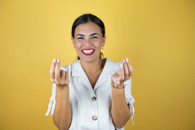 Sarı arka planda güzel bir kadın. Elleriyle para hareketi yapıyor. Maaş istiyor.