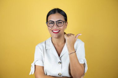 Sarı arka planda güzel bir kadın gülümsüyor.