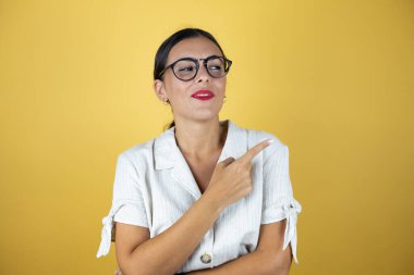 Sarı arka planda güzel bir kadın gülümsüyor.