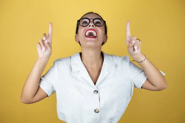 Mujer Hermosa Sobre Fondo Amarillo Asombrado Sorprendido Mirando Cámara Apuntando — Foto de Stock