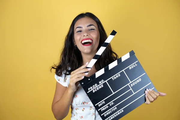 Mulher Bonita Sobre Fundo Amarelo Segurando Palmas Muito Feliz Divertindo — Fotografia de Stock