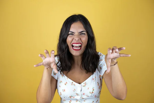 Mulher Bonita Sobre Fundo Amarelo Sorrindo Engraçado Fazendo Gesto Garra — Fotografia de Stock