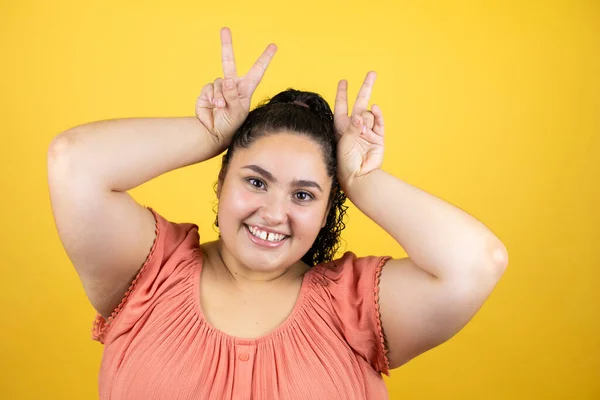 Jeune Belle Femme Aux Cheveux Bouclés Sur Fond Jaune Isolé — Photo