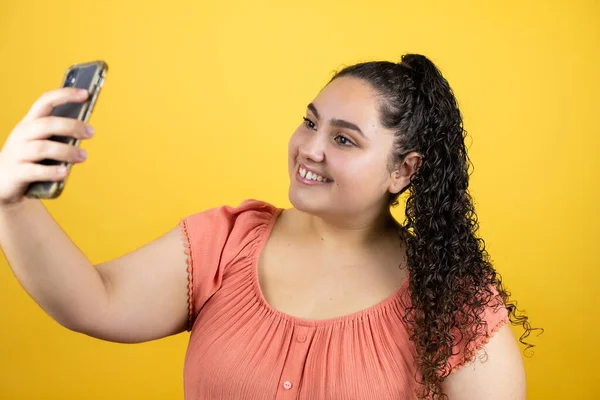 Ung Vacker Kvinna Med Lockigt Hår Över Isolerad Gul Bakgrund — Stockfoto