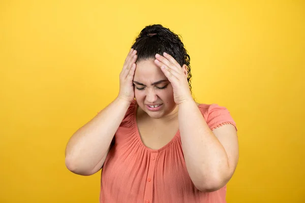 Jeune Belle Femme Aux Cheveux Bouclés Sur Fond Jaune Isolé — Photo