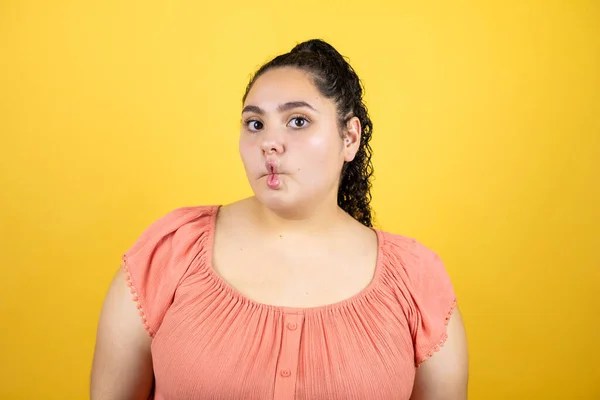 Junge Schöne Frau Mit Lockigem Haar Über Isoliertem Gelben Hintergrund — Stockfoto