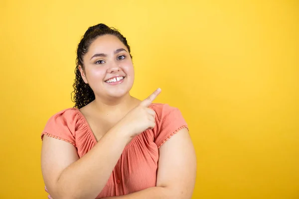 Junge Schöne Frau Mit Lockigem Haar Über Isoliertem Gelbem Hintergrund — Stockfoto