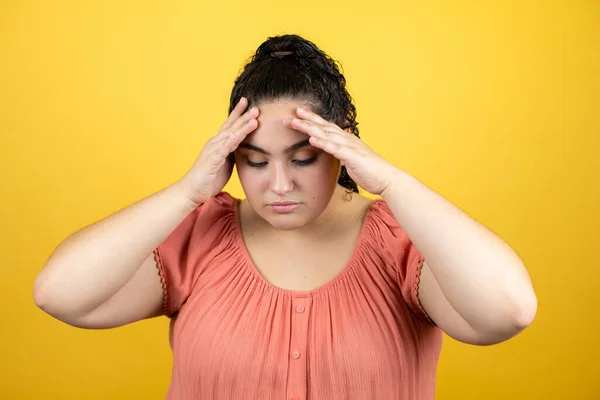 Jeune Belle Femme Aux Cheveux Bouclés Sur Fond Jaune Isolé — Photo