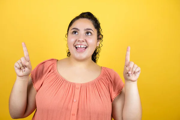 Jovem Mulher Bonita Com Cabelos Encaracolados Sobre Fundo Amarelo Isolado — Fotografia de Stock