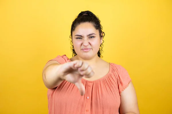 Young Beautiful Woman Curly Hair Isolated Yellow Background Angry Face — ストック写真