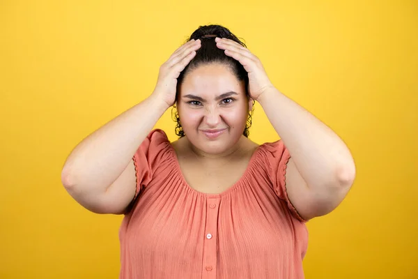 Jovem Mulher Bonita Com Cabelo Encaracolado Sobre Fundo Amarelo Isolado — Fotografia de Stock