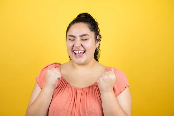 Joven Hermosa Mujer Con Pelo Rizado Sobre Fondo Amarillo Aislado — Foto de Stock