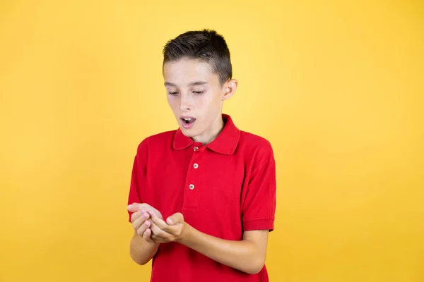 Jonge Mooie Jongen Geïsoleerde Gele Achtergrond Glimlachend Met Handpalmen Samen — Stockfoto