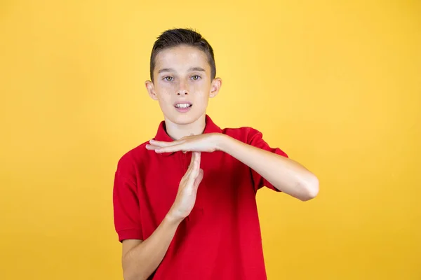 Joven Niño Hermoso Sobre Fondo Amarillo Aislado Haciendo Tiempo Fuera —  Fotos de Stock