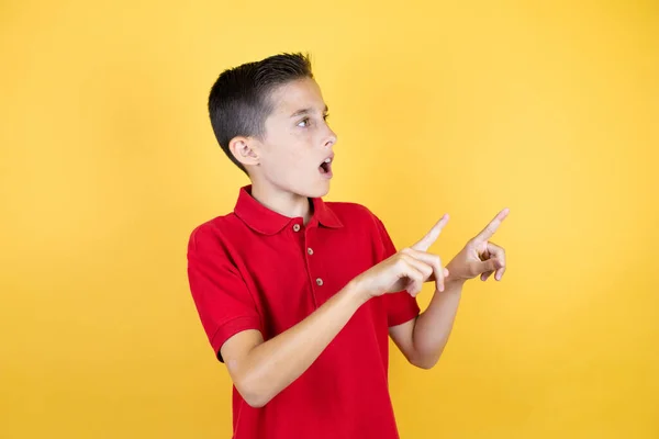 Jong Mooi Kind Jongen Geïsoleerde Gele Achtergrond Verrast Kijken Wijzen — Stockfoto